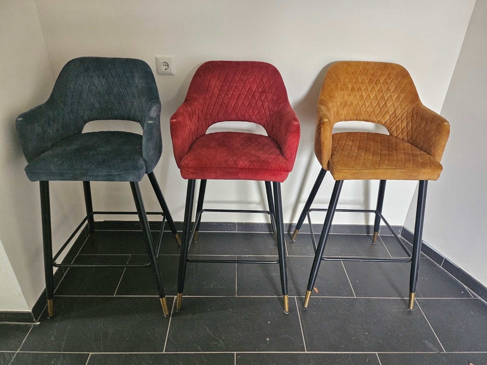 Barkrukken rood geel blauw zwarte poot met goud accent., Huis en Inrichting, 2 krukken, Ophalen, Gebruikt, 60 tot 90 cm