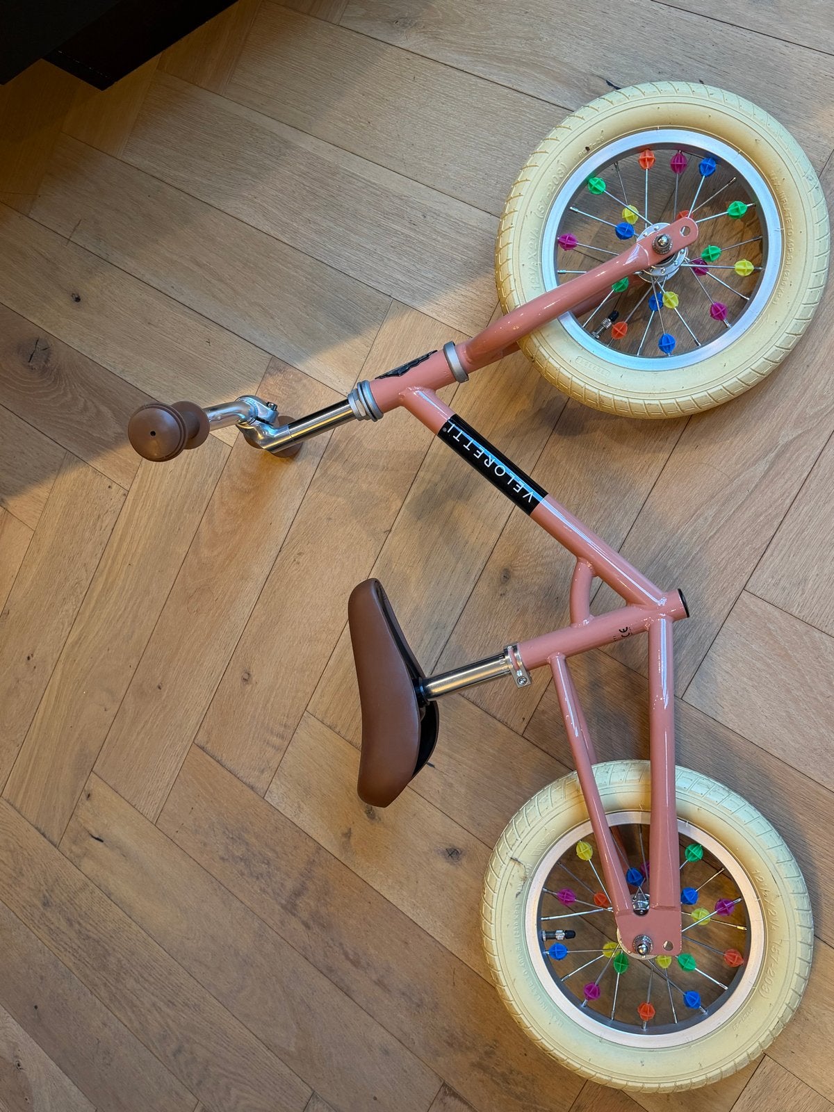 Nieuwe Veloretti loopfiets - Roze met vrolijke spaken, Fietsen en Brommers, Ophalen, Nieuw, 16 tot 20 inch