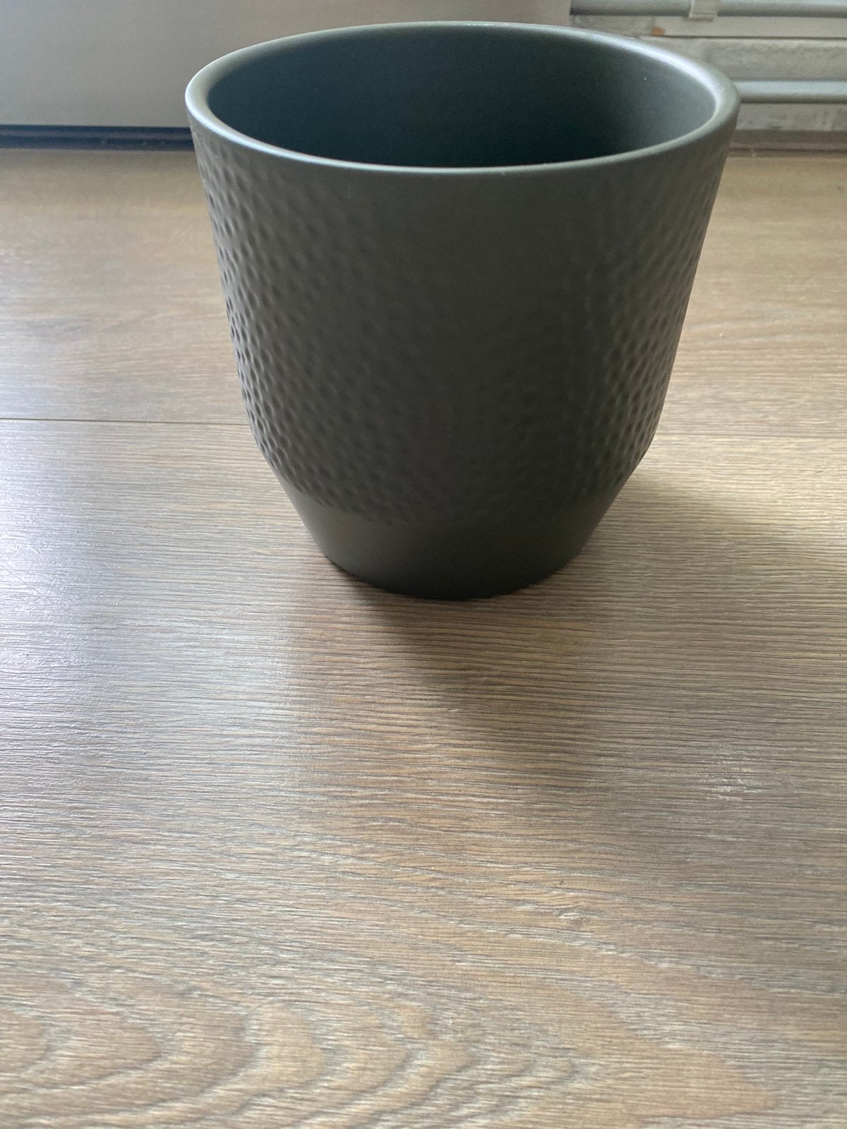 Zwarte moderne bloempot mat design, Overige materialen, Rond, Ophalen of Verzenden, Zo goed als nieuw