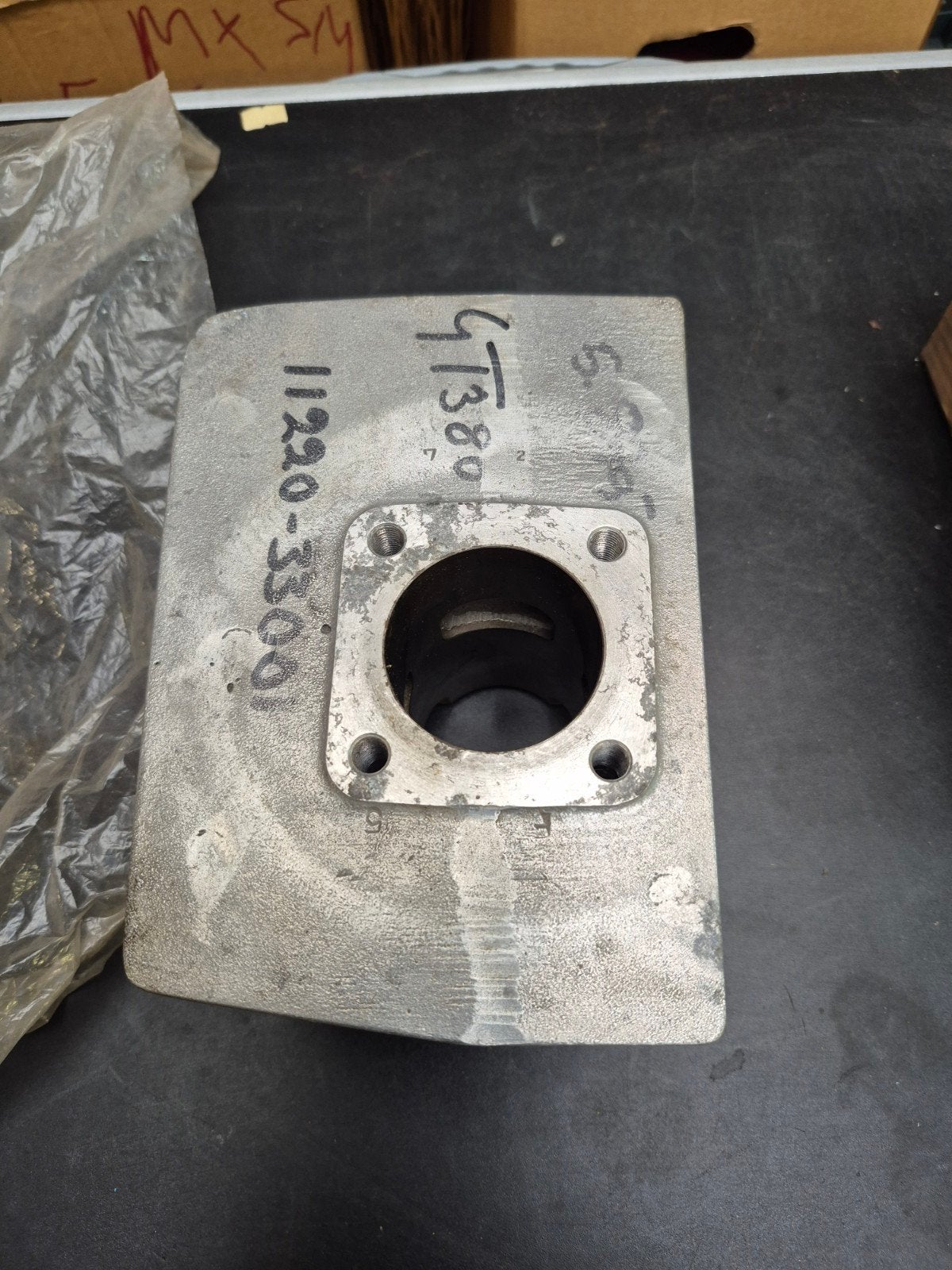 suzuki gt380 cilinder links New ols stock nos, Ophalen of Verzenden