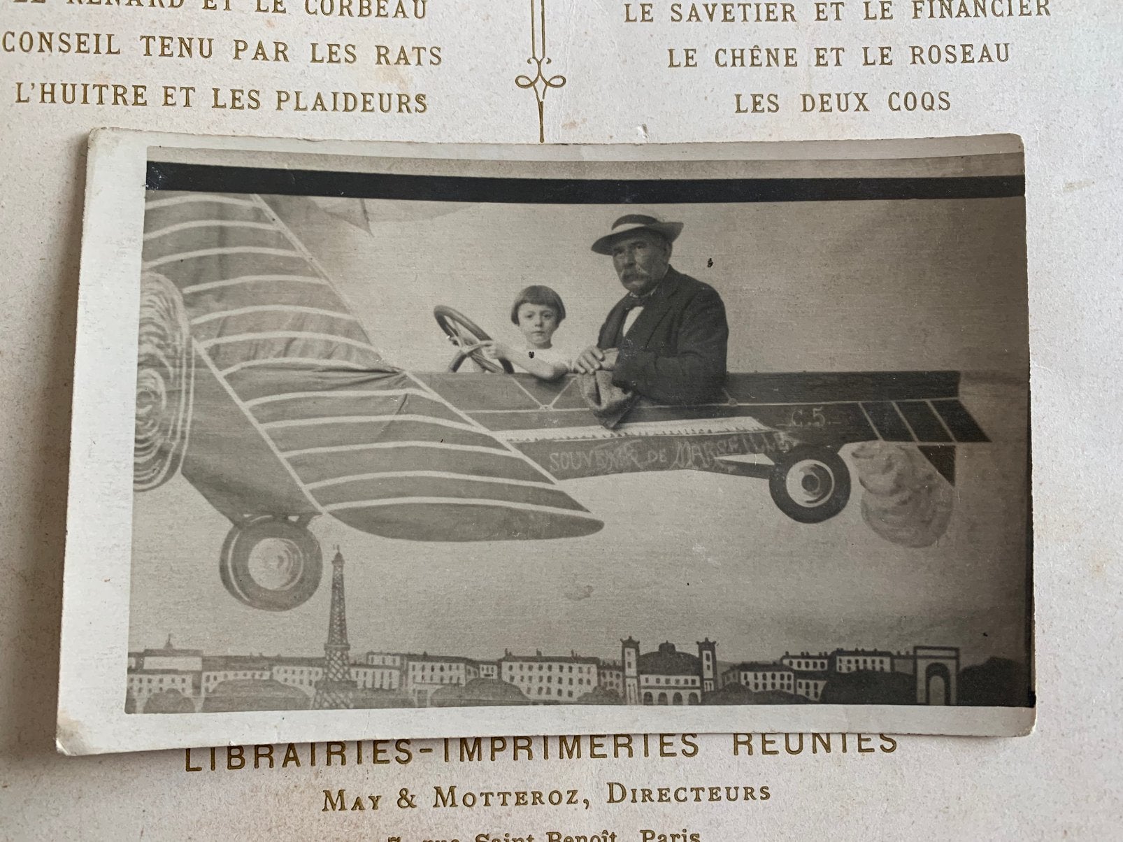 Foto - In een vliegmachine (VV), Verzamelen, Foto's en Prenten, Gebruikt, Foto, Ophalen of Verzenden, Voor 1940