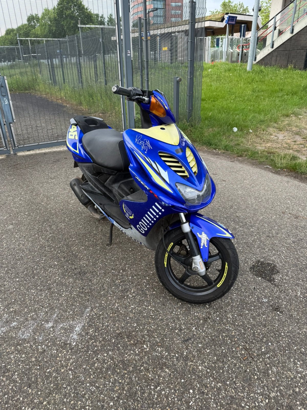 Aerox valentino rossi orgineel, Fietsen en Brommers, Snorfietsen en Snorscooters, Ophalen, Zo goed als nieuw, Tweetakt, Yamaha
