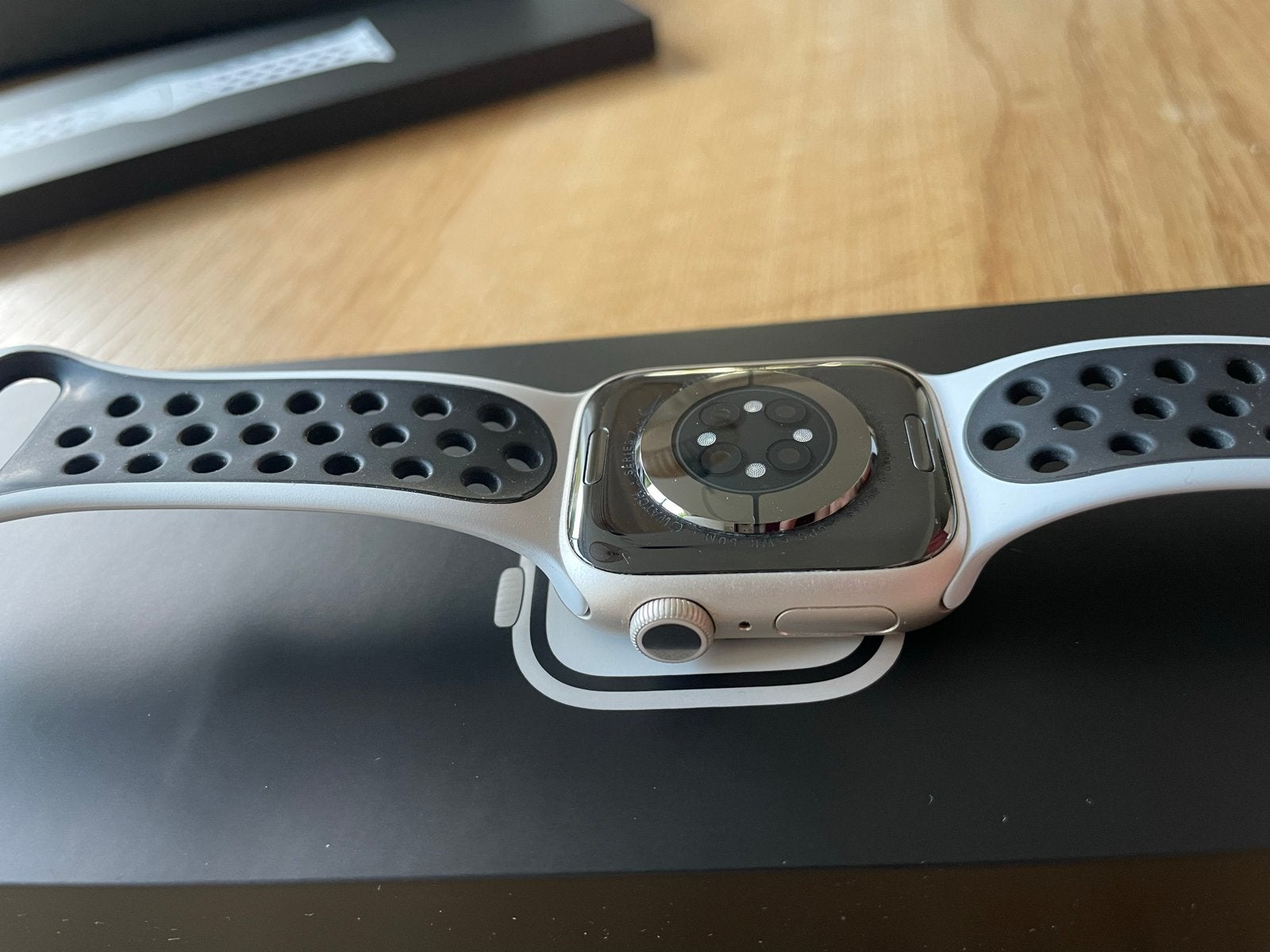 Foto 4 van Apple Watch Nike Series 7 41mm witgoud