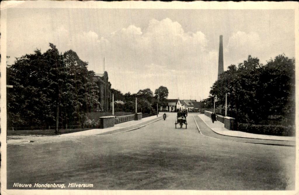 Hilversum - Nieuwe Hondenbrug - Zicht, Verzamelen, Ansichtkaarten | Nederland, Gelopen, Noord-Holland, 1920 tot 1940, Ophalen of Verzenden