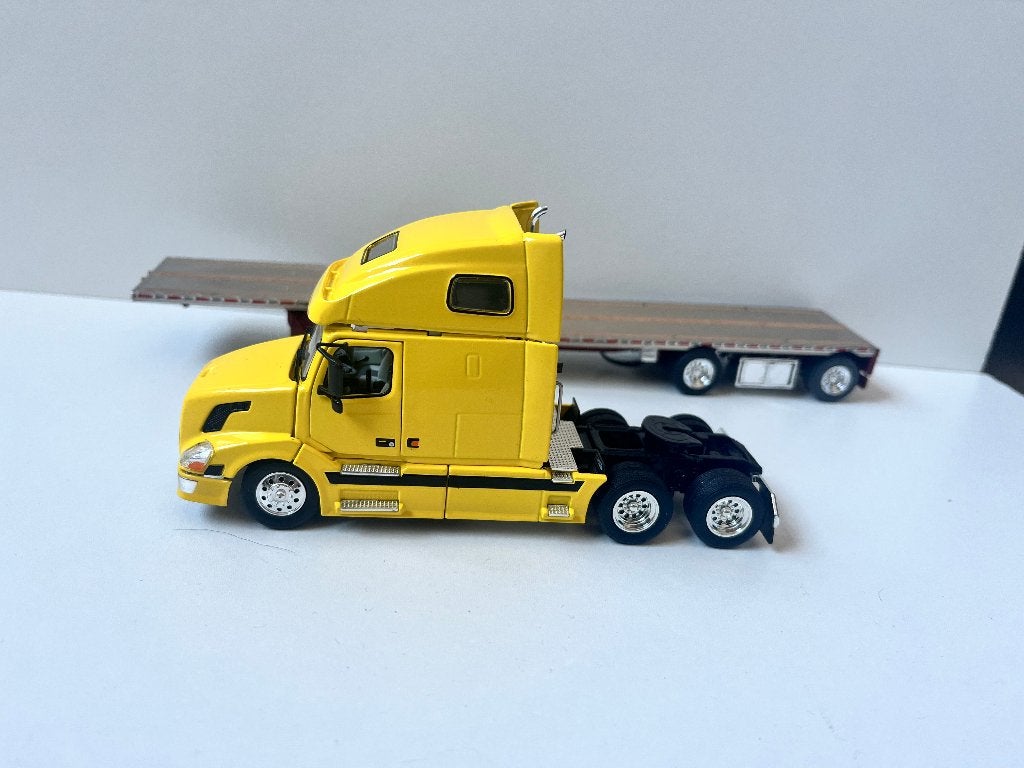 Gele Amerikaanse Volvo met platte trailer van Tonkin, Ophalen of Verzenden, Nieuw, Bus of Vrachtwagen, Overige merken