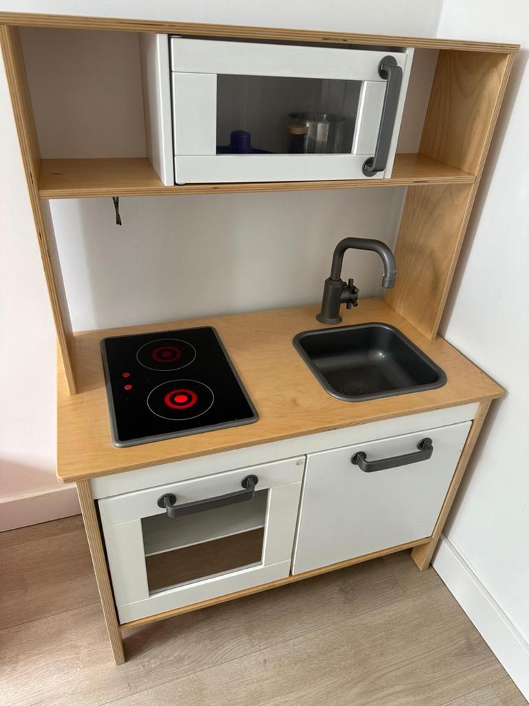 IKEA DUKTIG Speelkeuken met magnetron en kookplaat, Ophalen, Gebruikt, Hout, Speelkeuken