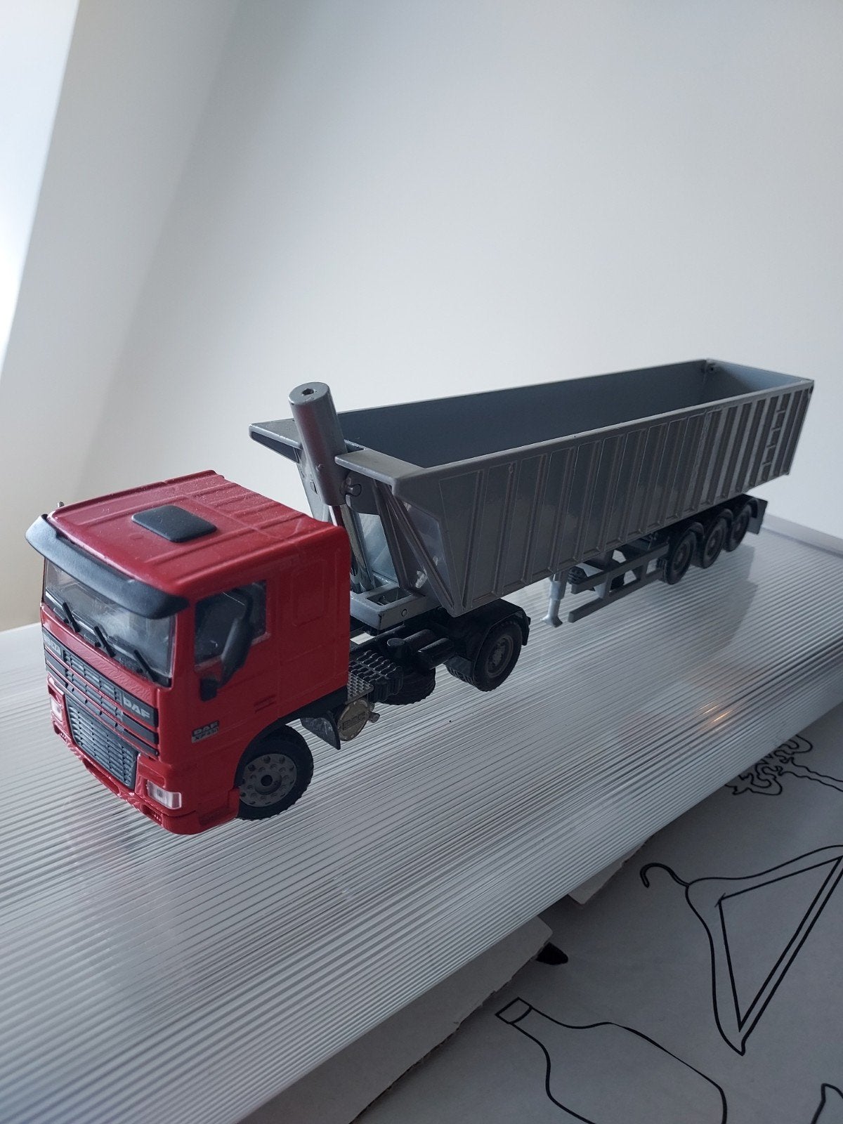 DAF vrachtwagen met kieptrailer - Speelgoedmodel, Ophalen of Verzenden, Gebruikt
