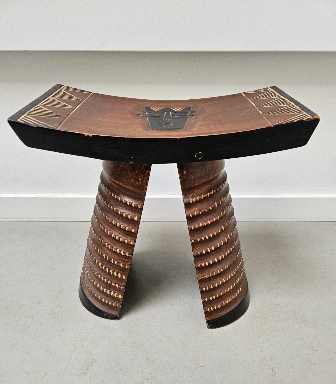 Handgemaakte Afrikaanse Kruk / Bijzettafel (Ghana), Ophalen of Verzenden
