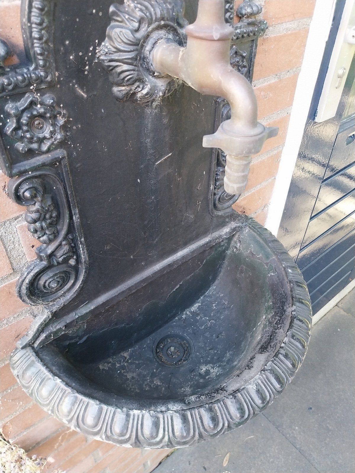 Decoratieve gietijzeren wandfontein met kraan, Ophalen