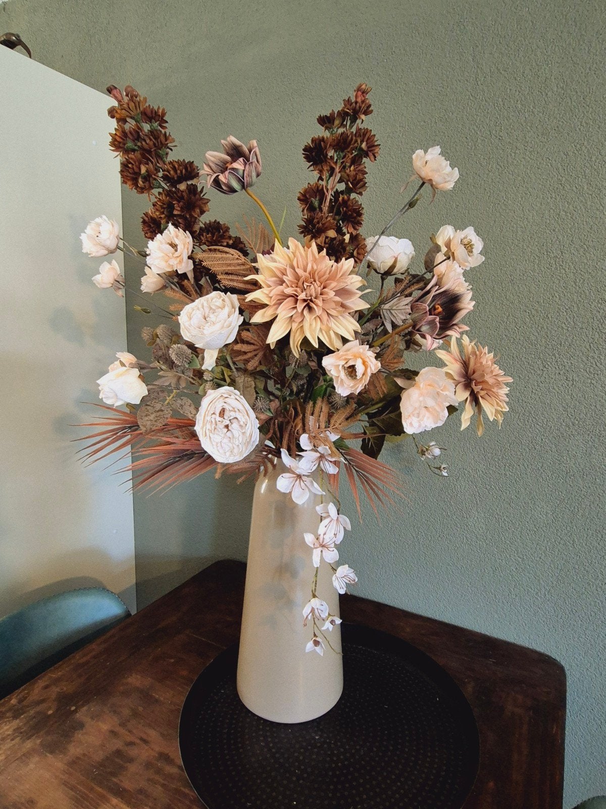 hoge zand beige vaas met beige bruin zand bloemen, Ophalen, Binnen, Overige materialen, Nieuw
