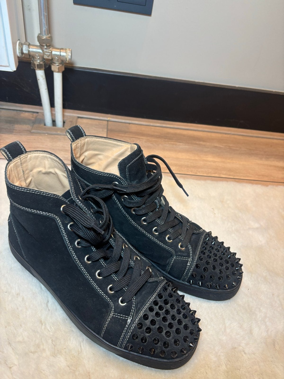 1 op 1 Louboutin schoenen - Maat 43 - Gedragen, Ophalen of Verzenden, Gedragen, Zwart, Sneakers of Gympen