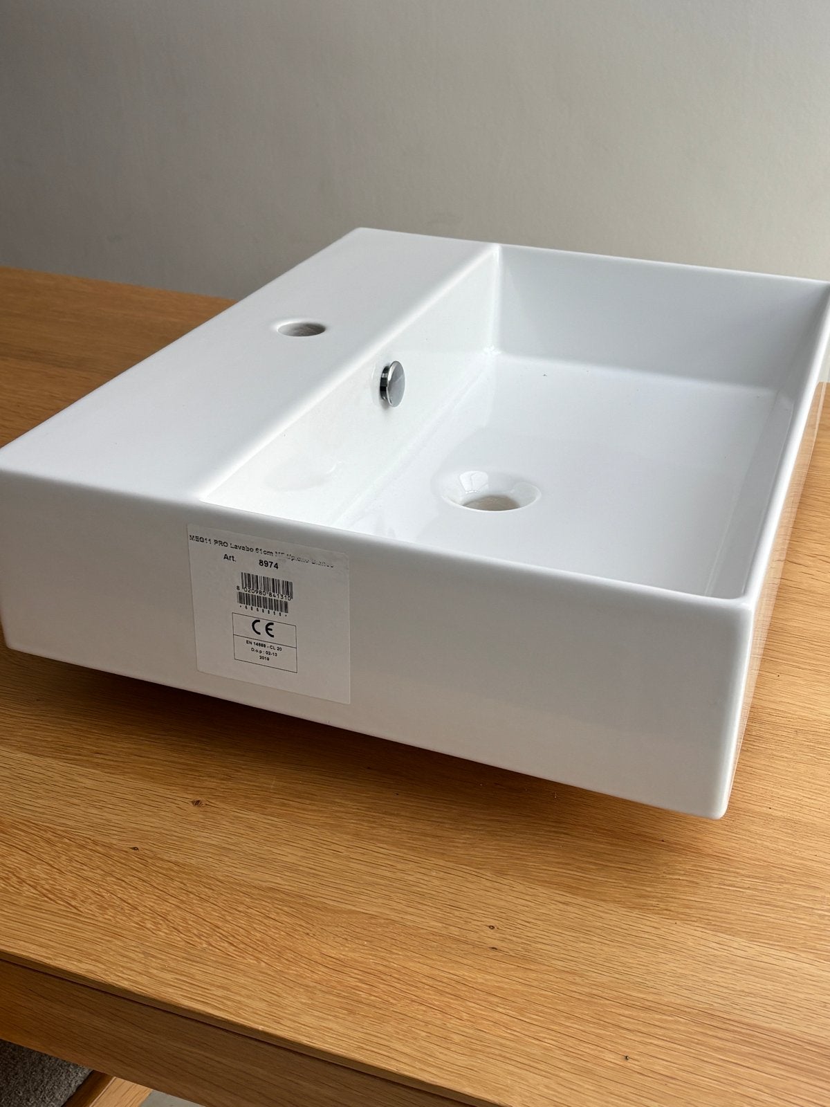 Primabad Nieuwe witte wastafel 61cm met kraangat en overloop, Doe-het-zelf en Verbouw, Ophalen, Nieuw, Wastafel