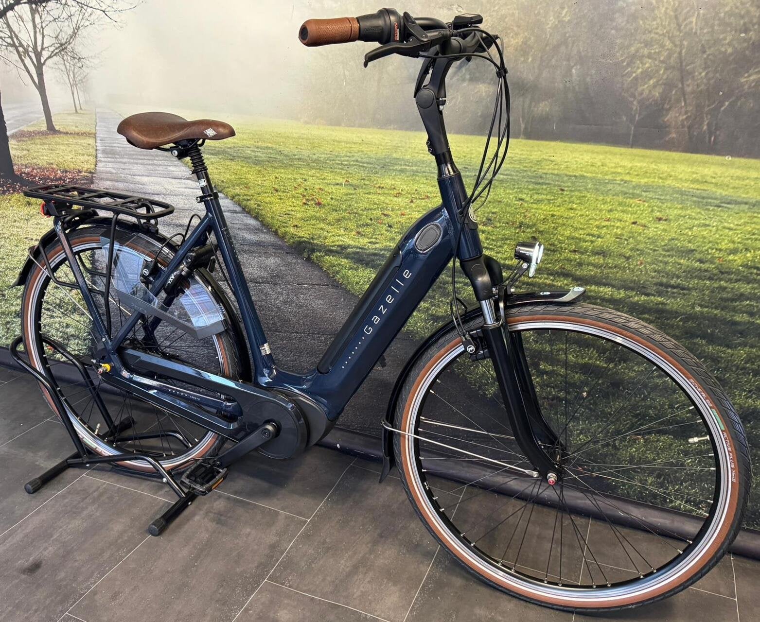 NIEUW: Gazelle Grenoble C7+ | Middenmotor | 3299 → 2499, Fietsen en Brommers, Koninklijke Gazelle N.V., Wilhelminaweg 8 6951 BP Dieren Nederland