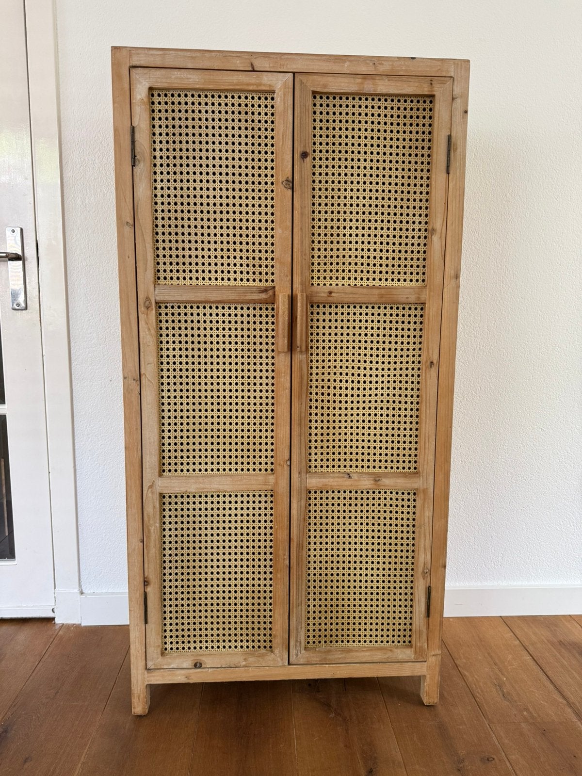 Webbing kast xenos, Ophalen
