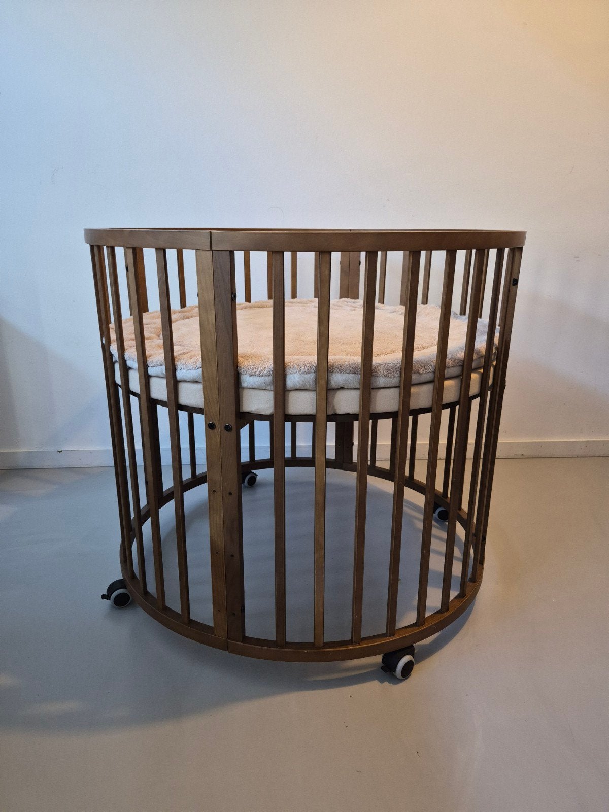 Novi Mila Rond Box wieltjes Walnut 90cm met Matras en Kleed, Kinderen en Baby's, Boxen, Ophalen, Zo goed als nieuw, Rond, In hoogte verstelbaar