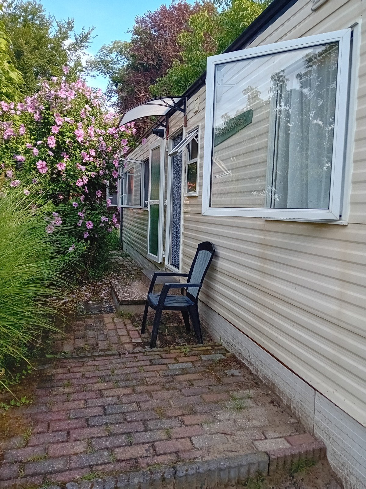 Mooie winterharde chalet. 11.00 x 3.70. 2 sl.kamers.