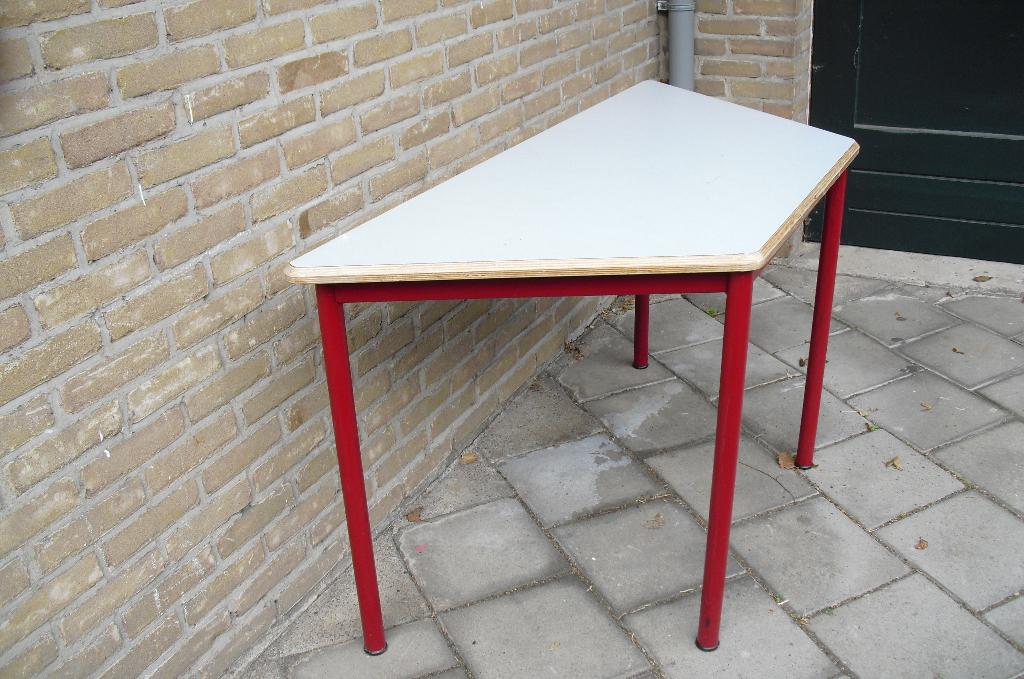 TE KOOP TAFEL VOOR DE KINDER KAMER, Ophalen