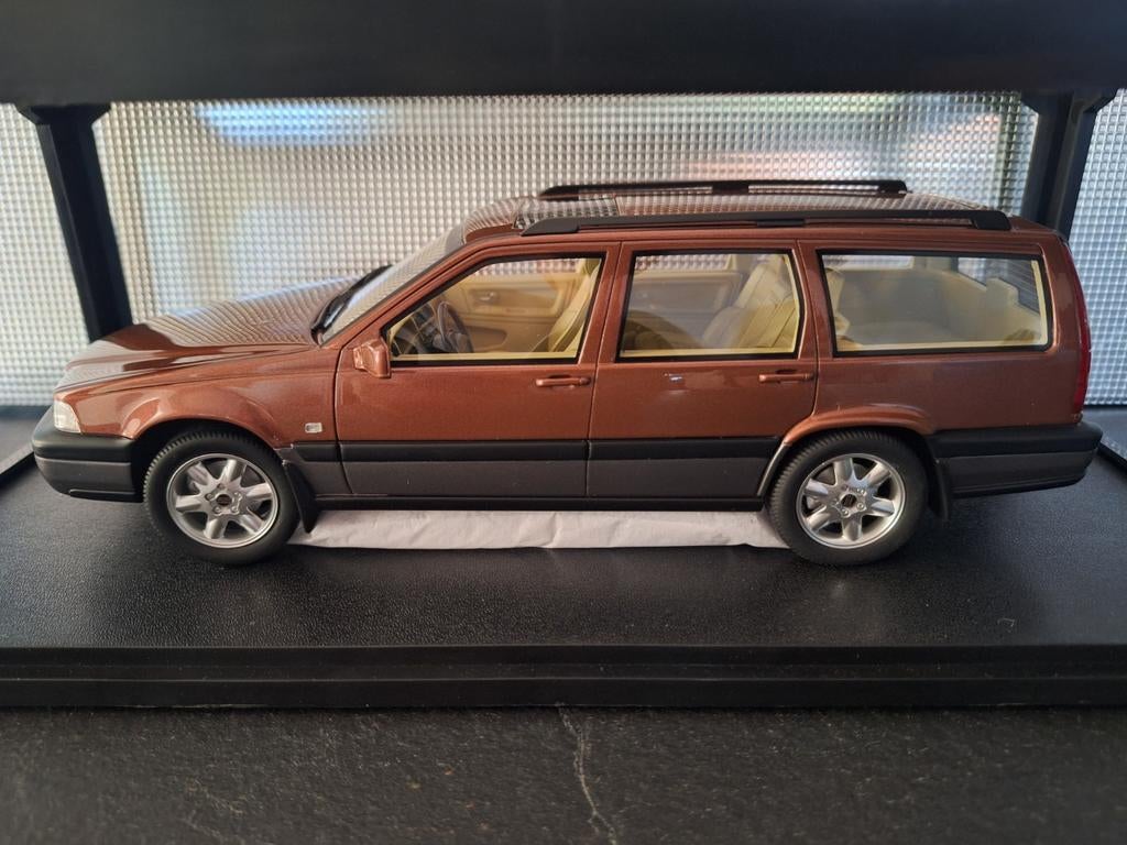 Volvo V70 XC Cross Country 1996-1999 Schaal 1:18, Hobby en Vrije tijd, Overige merken, Auto, Cult, Nieuw