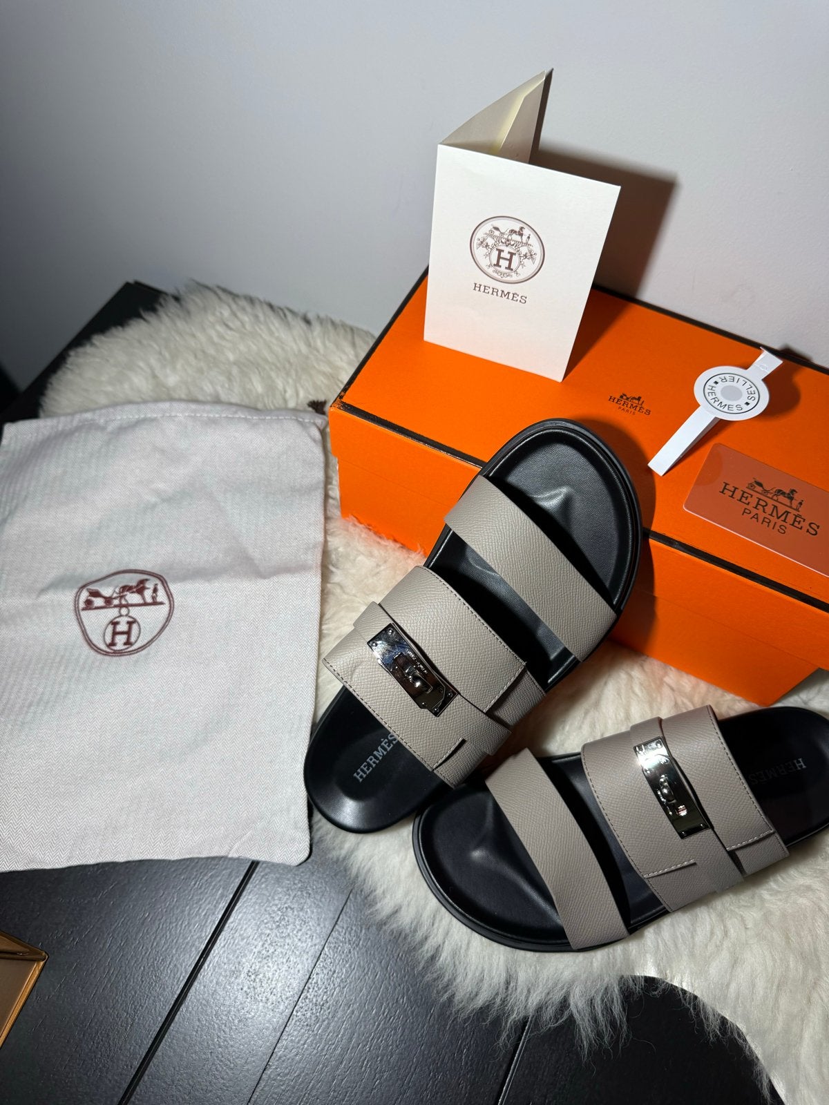 Nieuwe Hermès slippers met doos en dustbag maat 42, Ophalen of Verzenden, Nieuw, Beige, Slippers