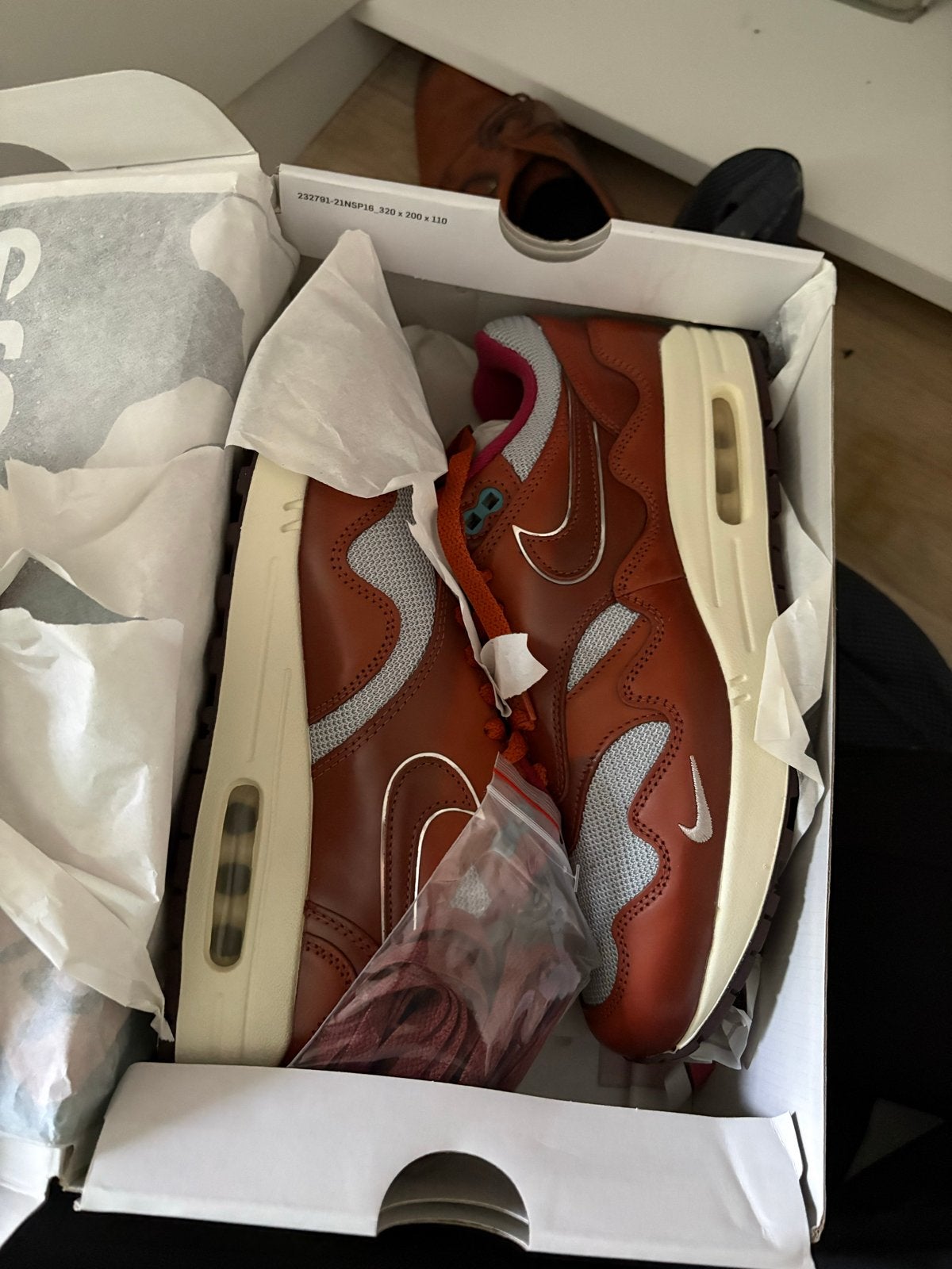 Nike Air Max 1 x Patta 'Dark Russet' - Maat 42,5, Kleding | Heren, Schoenen, Ophalen of Verzenden, Nieuw, Bruin, Sneakers of Gympen