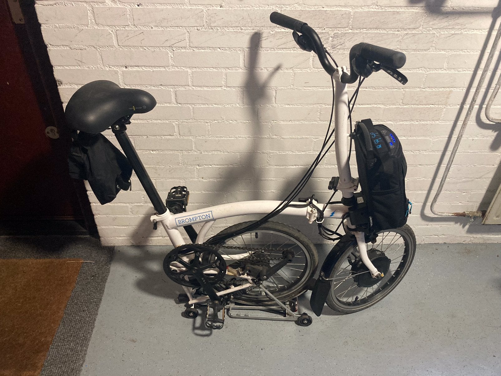 Foto 8 van Brompton electric, 2 stuks, één zwart, één wit, prima staat