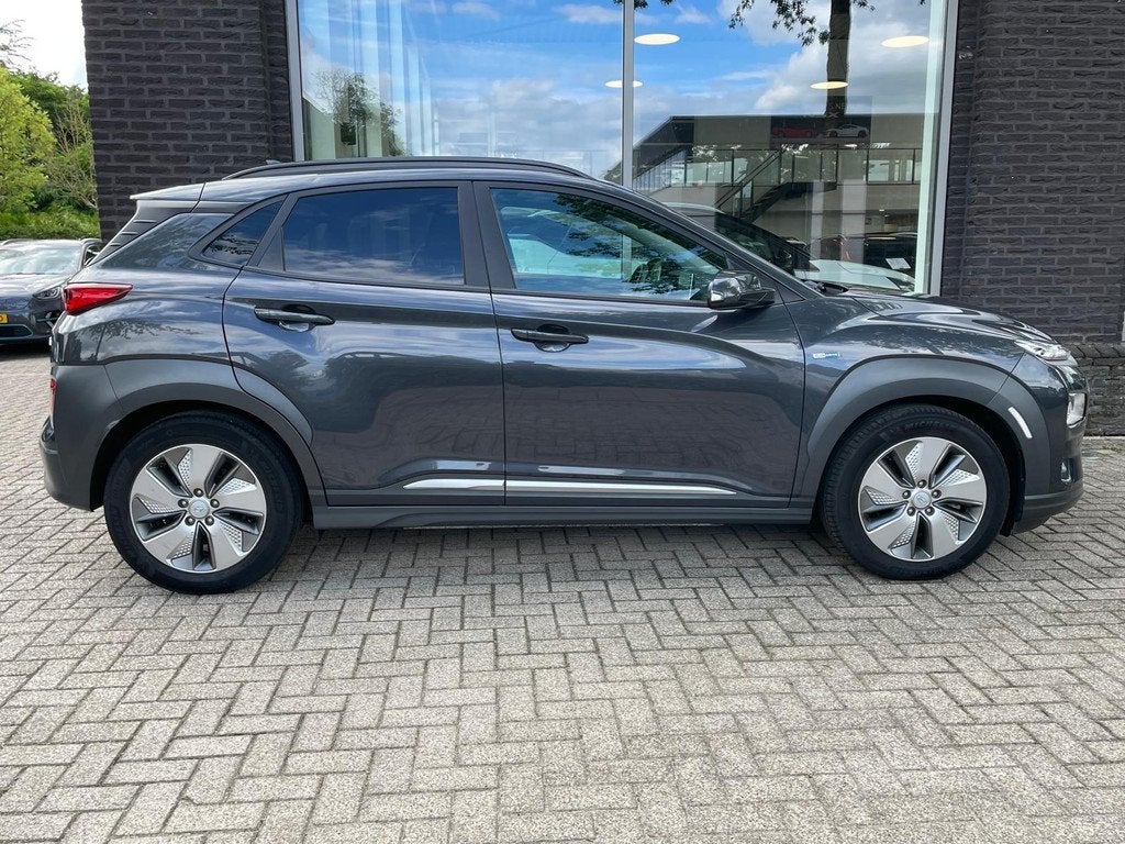 Hyundai KONA EV Premium 64 kWh | SOH 100% | Stoelverw. + ven, Auto's, Hyundai, 12 maanden, Gebruikt, Zwart, 39 min