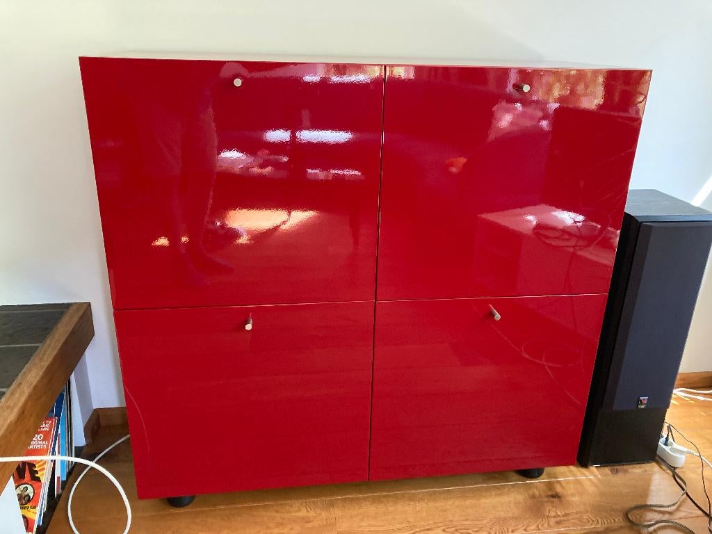 Strakke rode kast van topmerk Cappelini nu in prijs verlaagd, Ophalen