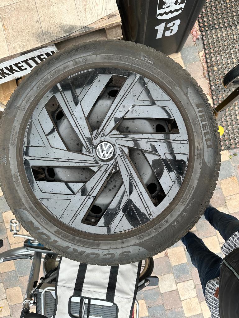 Pirelli winterbanden, Auto-onderdelen, Banden en Velgen, Gebruikt, Winterbanden, 235 mm, Band(en)