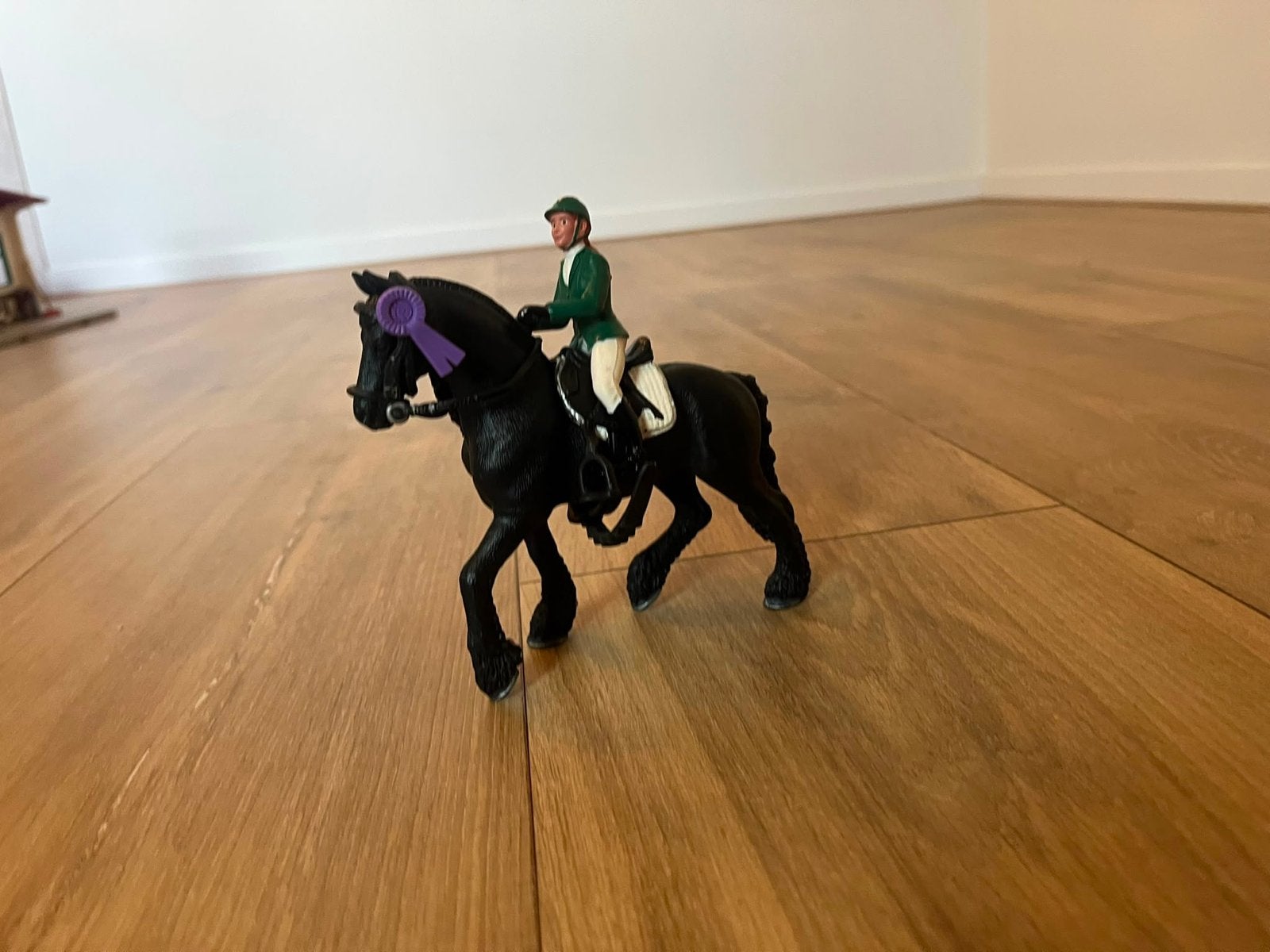 Schleich Friese paard met ruiter en lintje, Ophalen of Verzenden, Gebruikt