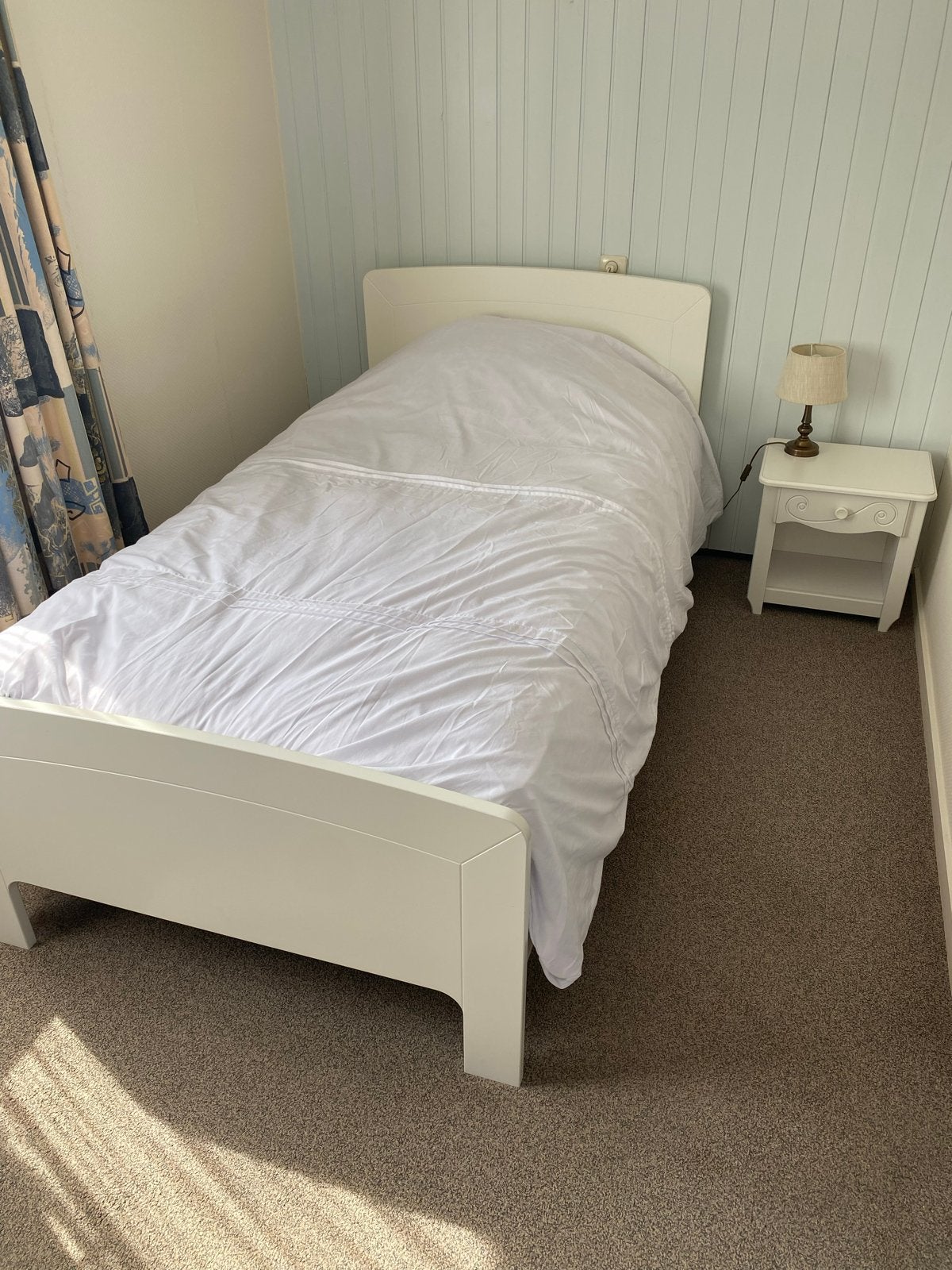 Wit eenpersoonsbed met lattenbodem en nachtkastje ZGAN!, Huis en Inrichting, Slaapkamer | Bedden, Ophalen, Gebruikt, 90 cm, Eenpersoons