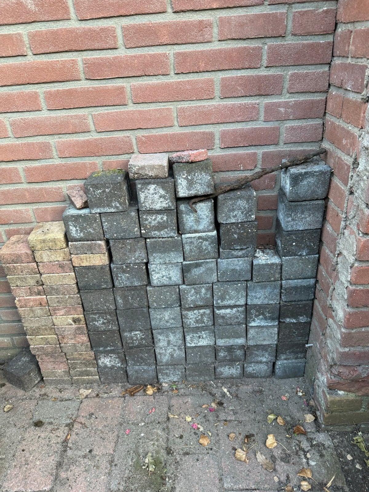 Zwarte Gebruikte betonnen klinkers voor tuin of oprit, Ophalen, Gebruikt, Klinkers, 5 tot 10 m²