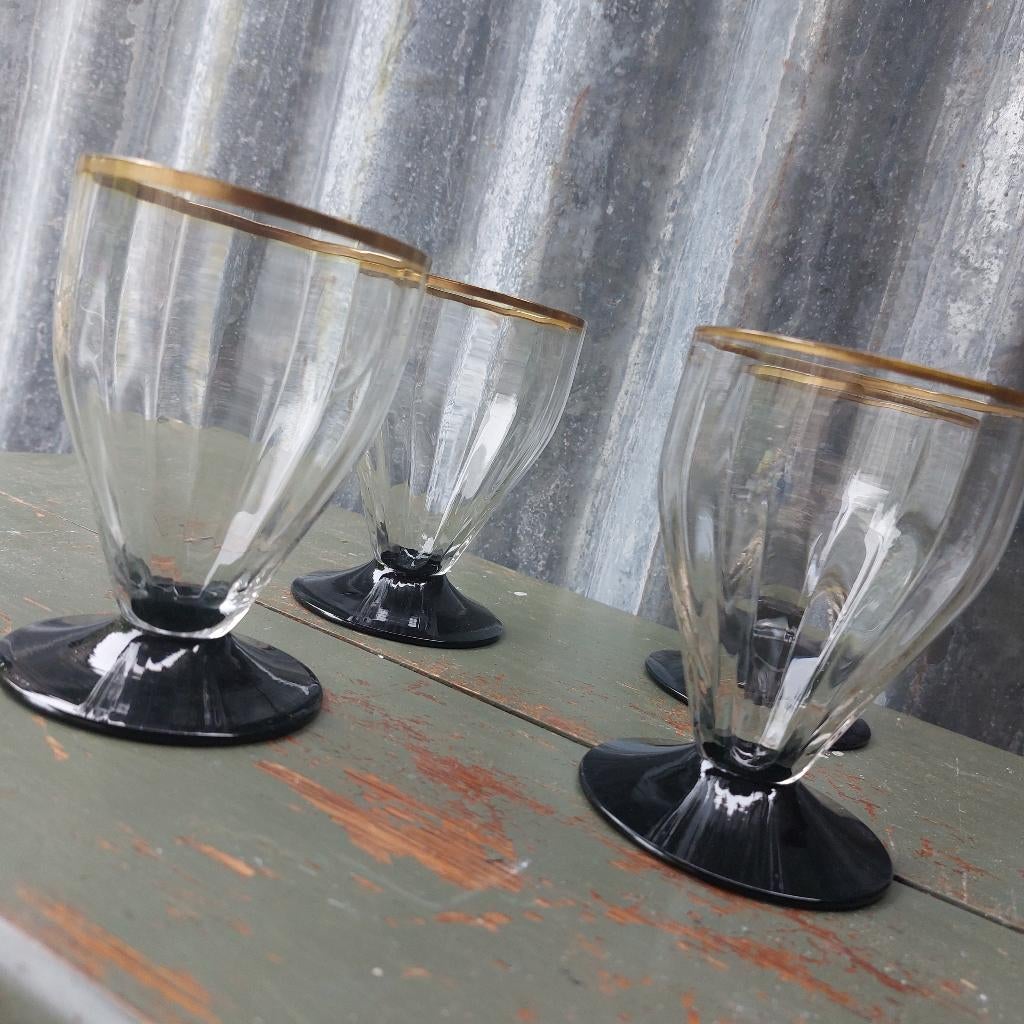 Franse brocante glazen water of wijn met zwarte voet en goud, Ophalen of Verzenden