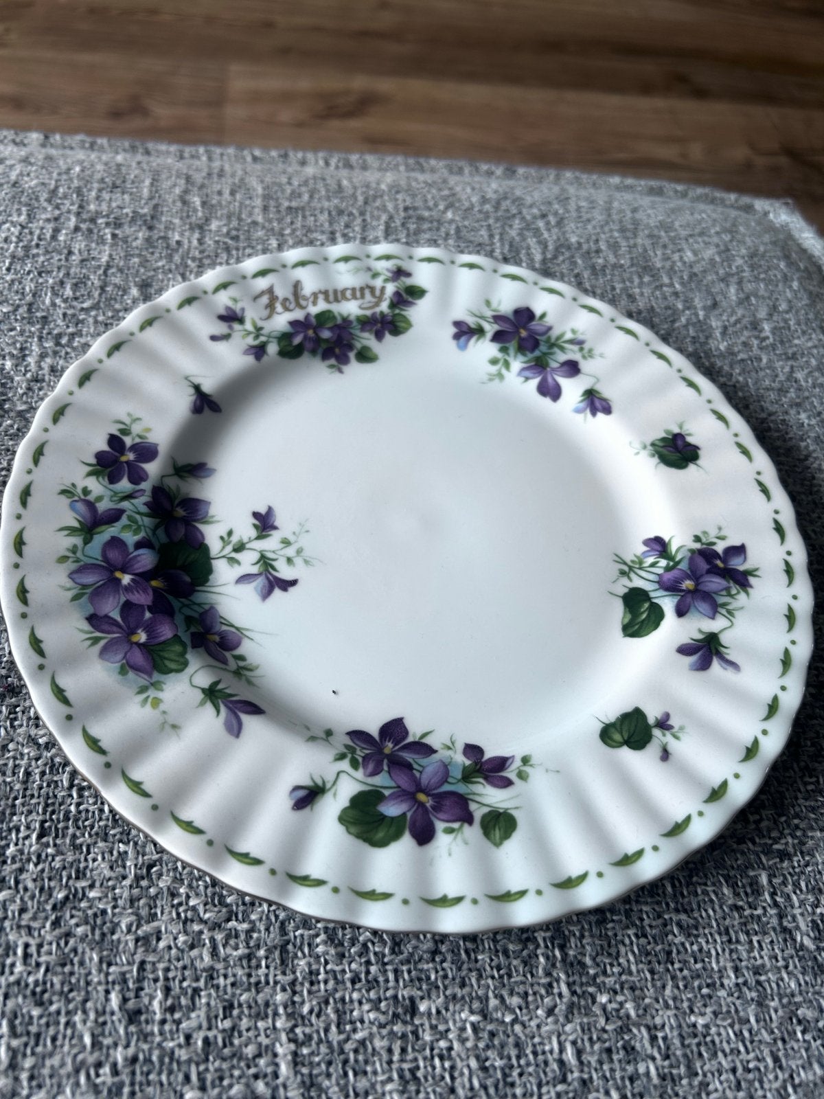 Royal Albert Violets Februari: Ontbijtset + bloem, Ophalen of Verzenden, Zo goed als nieuw, Bord(en), Porselein