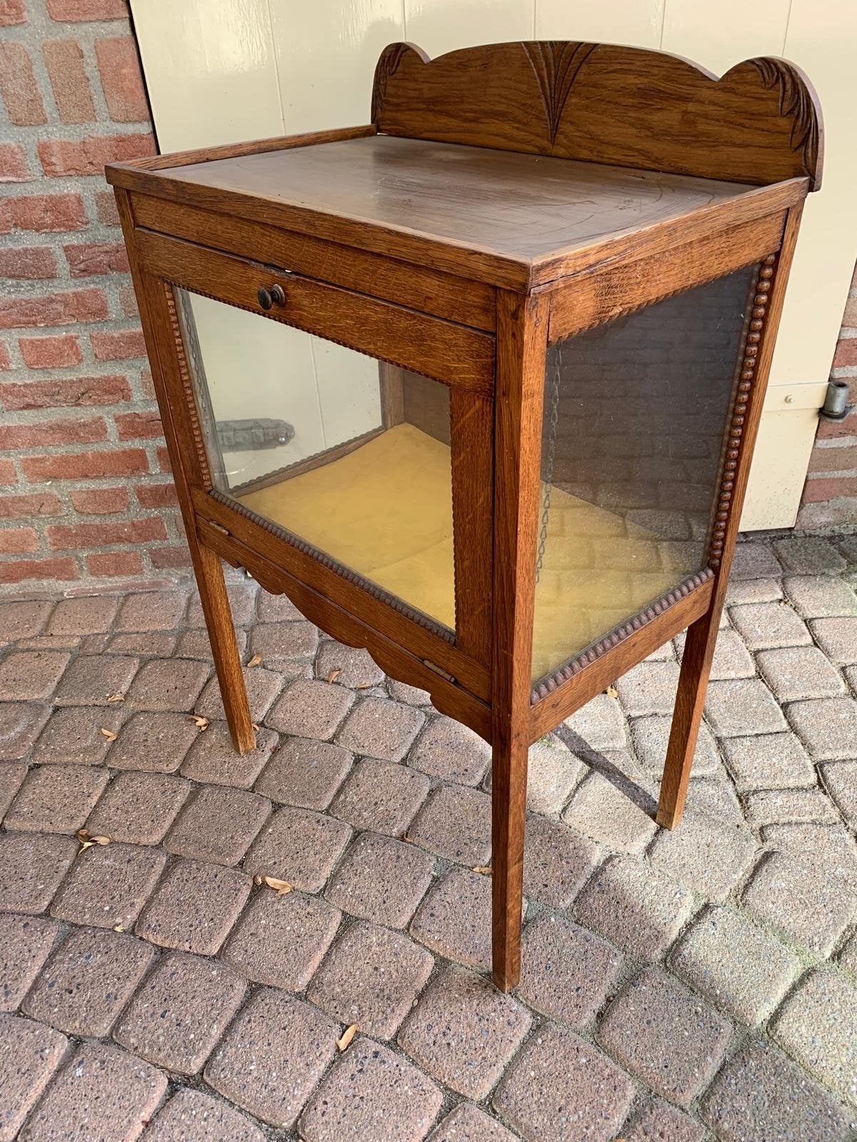 Antieke houten vitrinekast, Ophalen