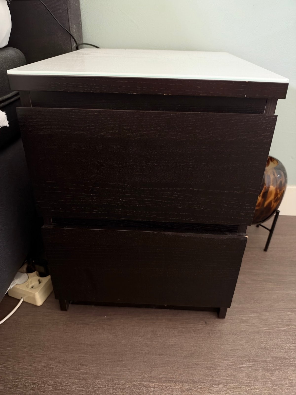 2x IKEA Malm nachtkastje met melkglasplaat, Ophalen, Gebruikt, 55 tot 70 cm, 45 tot 65 cm