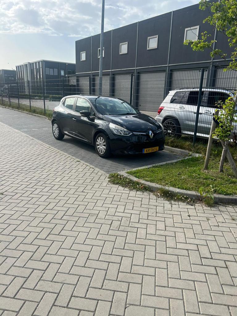 Lekke koppakking Renault Clio 0.9 TCE 66KW 5-DRS 2012 Zwart, Voorwielaandrijving, 898 cc, Stof, 40 €/maand