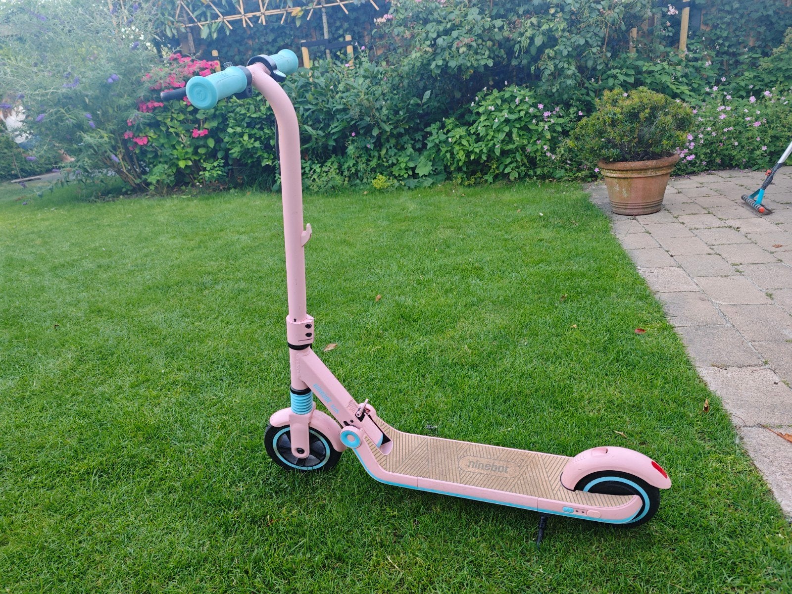 Segway Zing E8 elektrische step voor kinderen Roze, 2 stuks, Fietsen en Brommers, Steps, Ophalen, Zo goed als nieuw, Elektrische step (E-scooter)