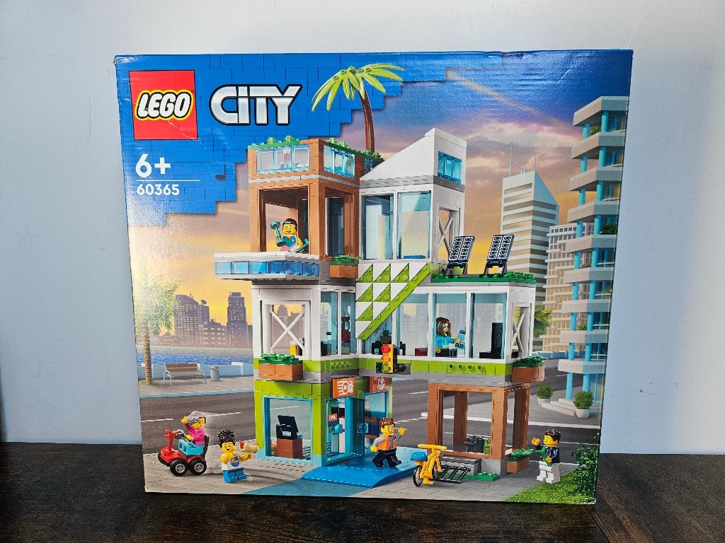 LEGO City 60365 - Apartment Building - Nieuw, Ophalen of Verzenden, Nieuw