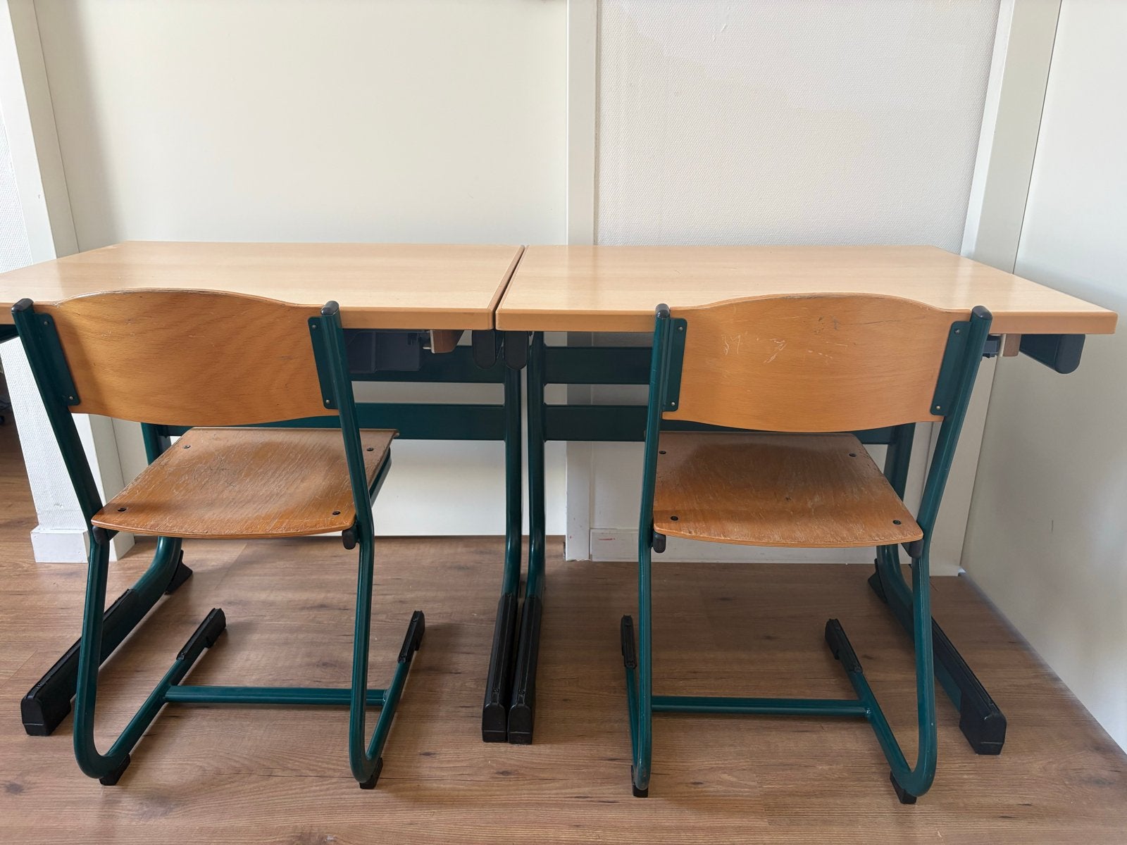 Twee schooltafels met nieuwe lades, Ophalen, Gebruikt, Tafel(s)