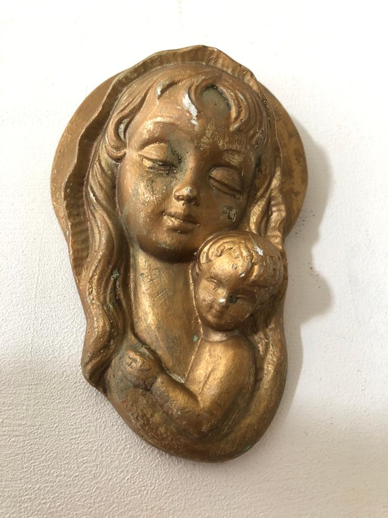 Mooie brocante Maria met kind hanger van gips. Verguld., Ophalen of Verzenden