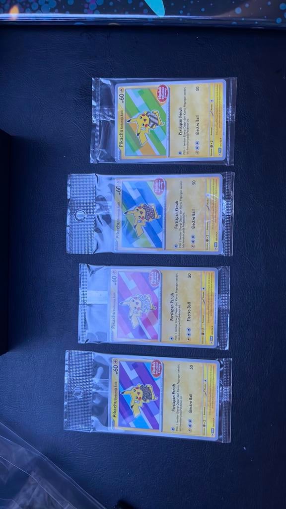 Pikachu Berkemeja Batik sealed promo art set, Ophalen of Verzenden, Zo goed als nieuw, Meerdere kaarten