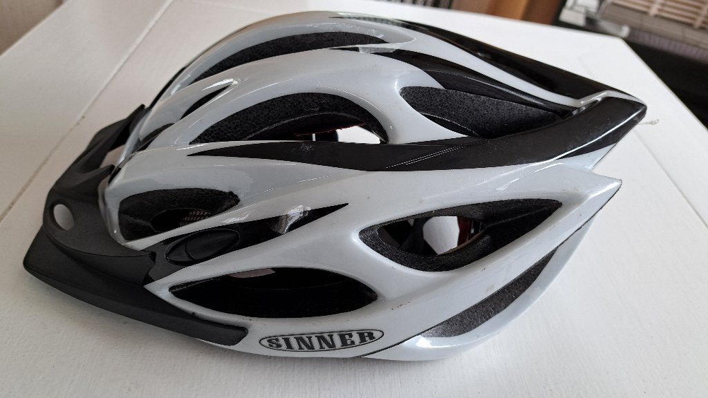 Fietshelm Wit/Zwart Sinner, Ophalen of Verzenden, Zo goed als nieuw, Heer of Dame, Sinner