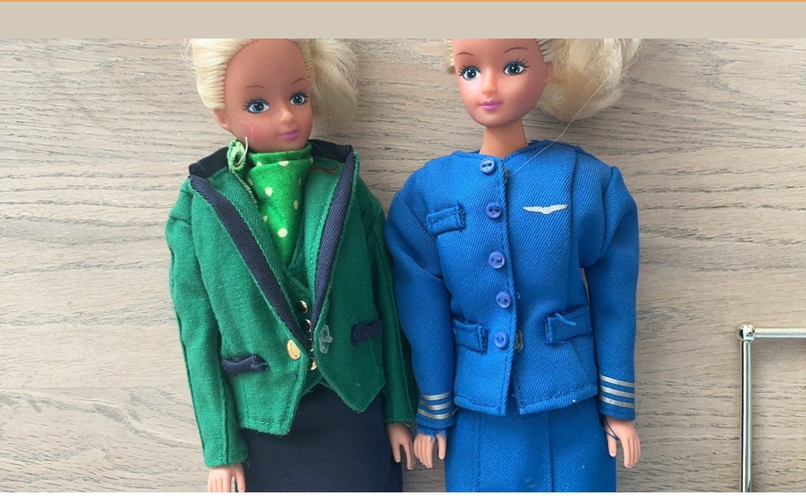 Barbie Stewardess Kleding Set met Rode Jurk en Jasje, Ophalen of Verzenden, Zo goed als nieuw, Barbie