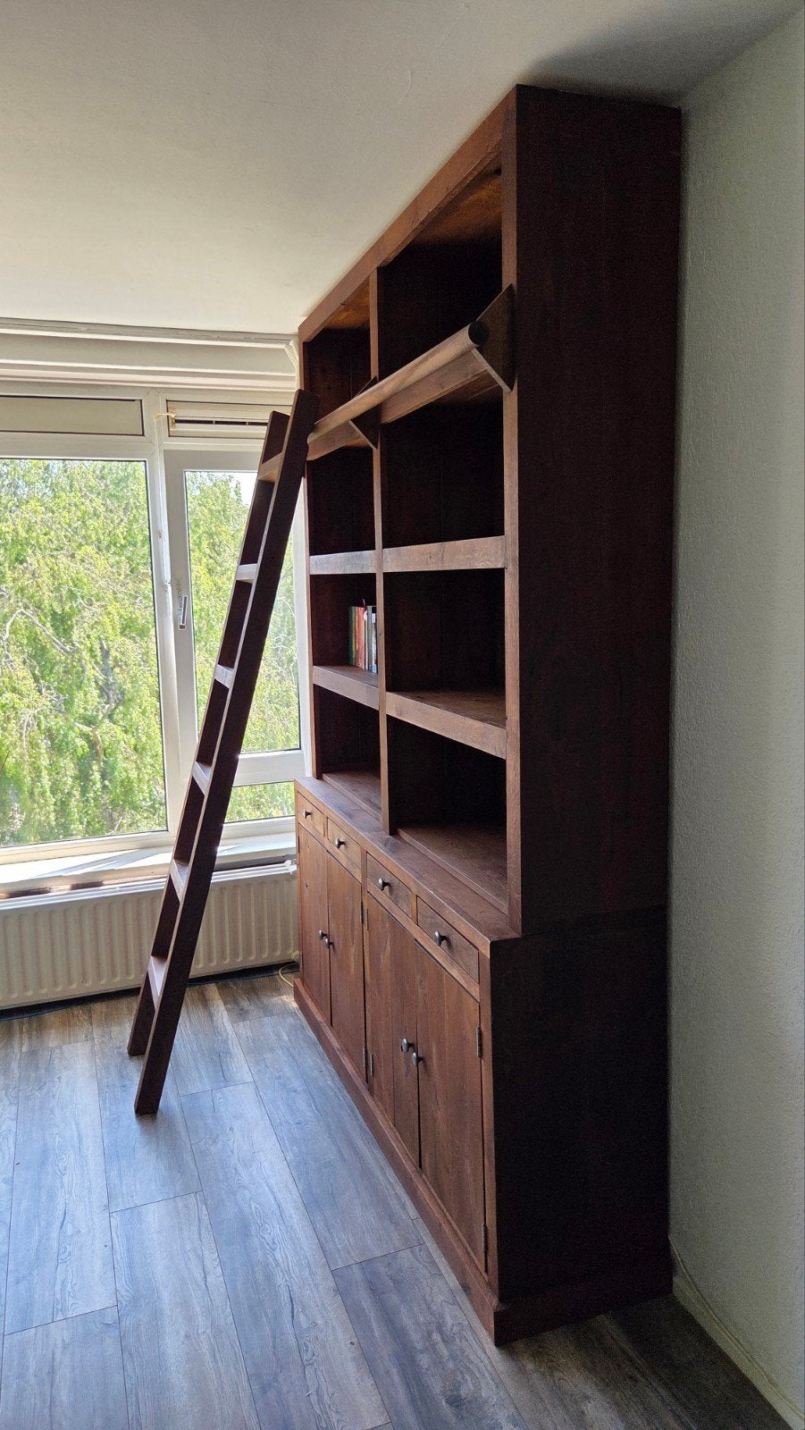 Grote massief houten boekenkast met ladder, Huis en Inrichting, Kasten | Boekenkasten, Ophalen