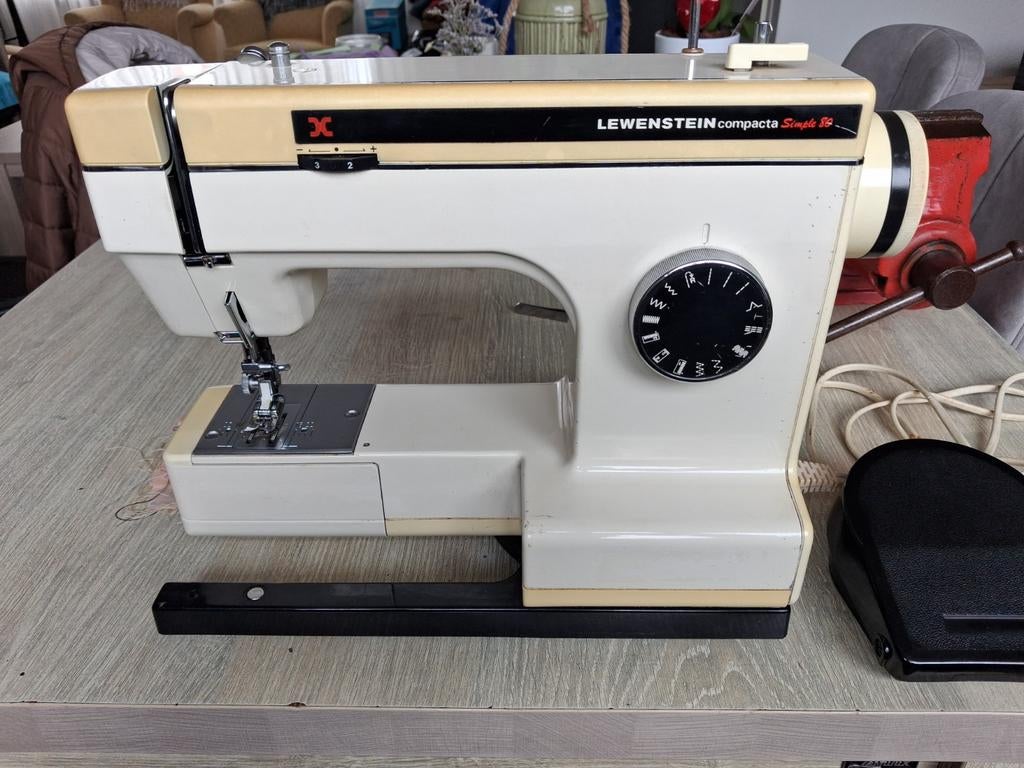 Lewenstein Compacta Simple S Naaimachine, Hobby en Vrije tijd, Naaimachines en Toebehoren, Ophalen of Verzenden