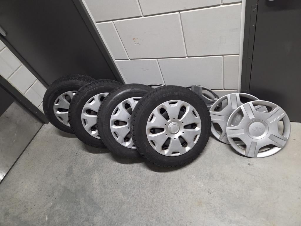 Ford wielen met Dunlop winterbanden 175/65R14 + wieldoppen, Auto-onderdelen, Banden en Velgen, 14 inch, 175 mm, Banden en Velgen