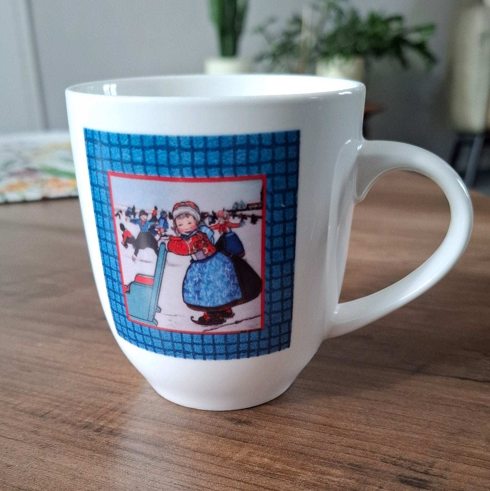 Rie Cramer mok met winterse schaats afbeelding, Ophalen of Verzenden, Porselein, Overige stijlen, Kop(pen) en/of Schotel(s)