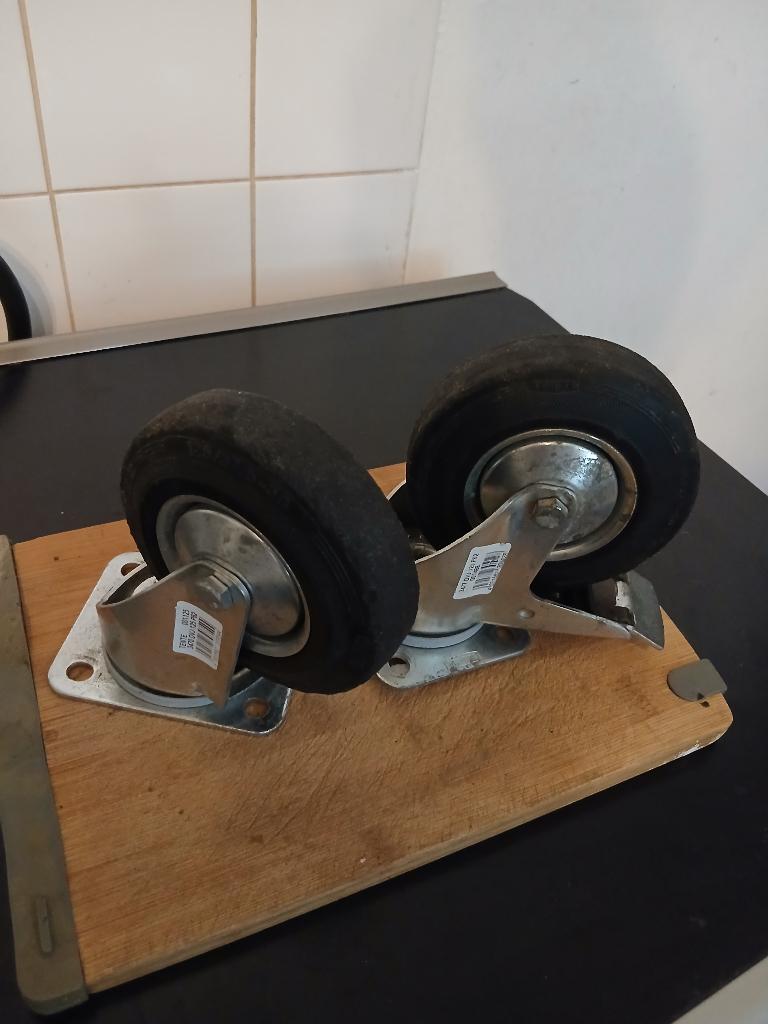 Twee stevige "Tente" zwenkwielen. Één met rem. Gelagerd., Doe-het-zelf en Verbouw, Zwenkwielen, Ophalen of Verzenden, Gebruikt