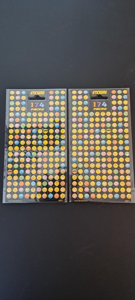Glinsterstickers smileys, 2 vellen.
Per vel 174 stickers., Ophalen of Verzenden, Nieuw, Sticker