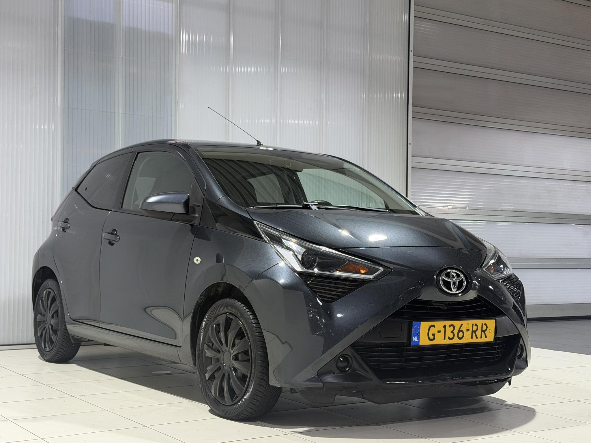 Toyota Aygo 1.0 VVT-i x-play limited Navigatie af fabriek, A, Auto's, Voorwielaandrijving, Stof, Gebruikt, Euro 6